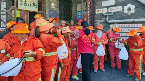 （志愿者发放清凉物资）