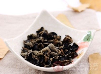 將黑木耳撈出，浸入冰水中