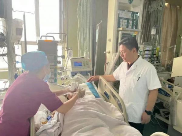 徐向东：“让南疆百姓看得好病”变成可触摸得到的现实