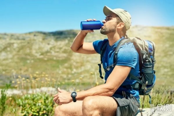 如何判断是否脱水？徒步旅行者的“水”指南_新浪众测