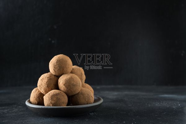 自制可可能量球，黑椰子。儿童和素食者的健康食品，甜食的替代品。照片摄影图片