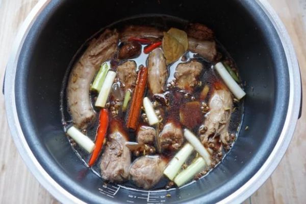 卤鸭脖电饭锅就能搞定，周末有它嘴巴不寂寞！