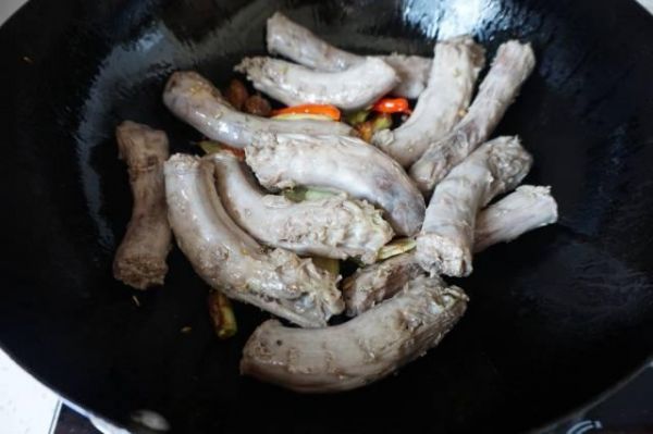 卤鸭脖电饭锅就能搞定，周末有它嘴巴不寂寞！