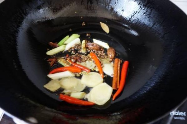 卤鸭脖电饭锅就能搞定，周末有它嘴巴不寂寞！