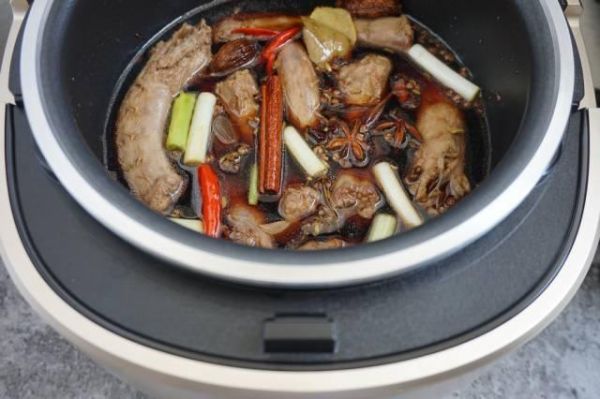 卤鸭脖电饭锅就能搞定，周末有它嘴巴不寂寞！
