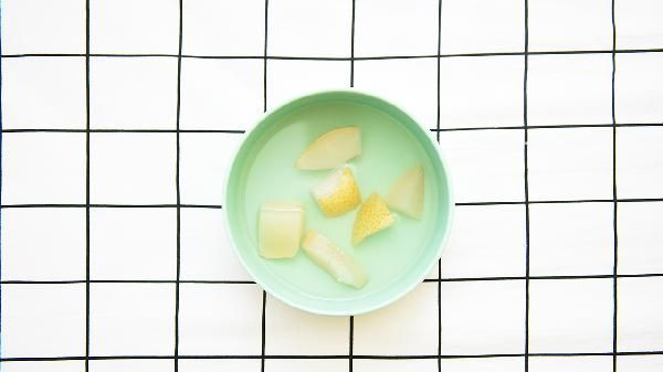 研究发现：老人若每天吃一个梨，用不了多久，肺部或有这5改善