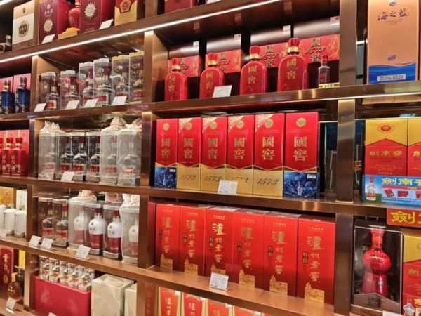 广州某线下商超里的白酒货架陈列 图源：《消费者报道》记者摄