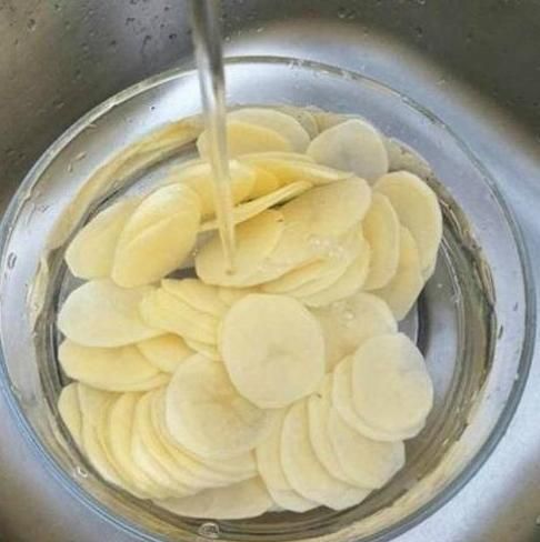 自己在家也能做“网格薯片”，简单易学无添加，吃起来更放心