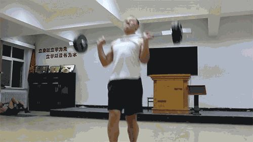健身练了很久，身材为什么还是没有型？“肩腰比”很重要