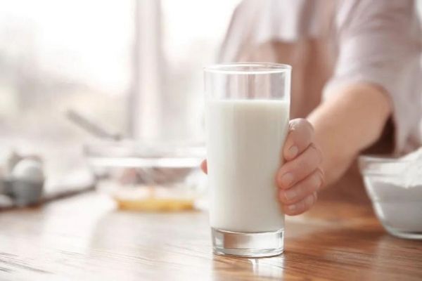 牛奶早上喝好，還是晚上喝好？喝牛奶傷胃還是養(yǎng)胃？7個(gè)牛奶小問題，看懂再喝也不遲