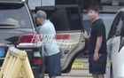 那英老公拄拐現(xiàn)身醫(yī)院 沒(méi)人陪護(hù)司機(jī)與他保持距離