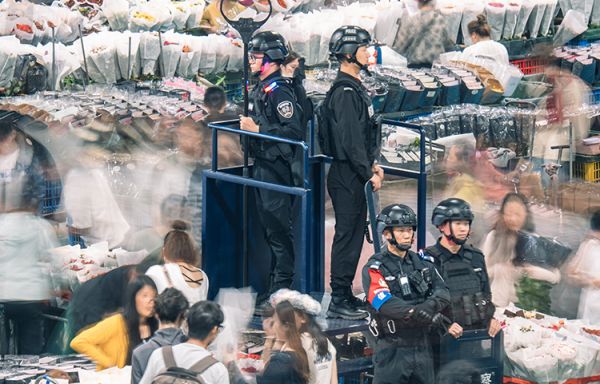 当似锦繁花遇上“警察蓝” 昆明呈贡警方鲜花警务全力守护鲜花经济​