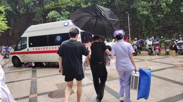 福建中医药大学附属人民医院急诊医务人员为一位高热惊厥的小病人施行过吸氧急救处理后，快速转运到医院治疗。