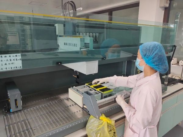 漳州市中心血站工作人员坚守岗位，全力保障漳州市临床用血需求。