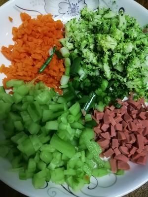 宝宝能吃的蛋炒饭的做法 步骤1