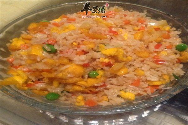 火腿腸炒飯簡(jiǎn)單美味補(bǔ)充蛋白質(zhì)