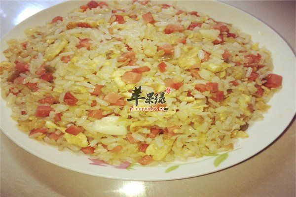 火腿腸炒飯簡(jiǎn)單美味補(bǔ)充蛋白質(zhì)