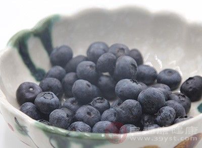 直接将蓝莓与凉开水放进果汁机，打成浆液食用