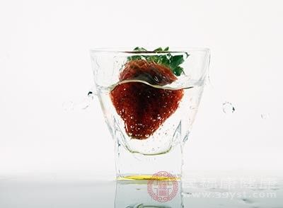 现在特别适合吃草莓，因为容易肝火旺