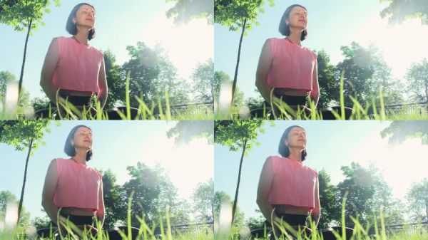 女性闭着眼睛练习瑜伽的呼吸技巧