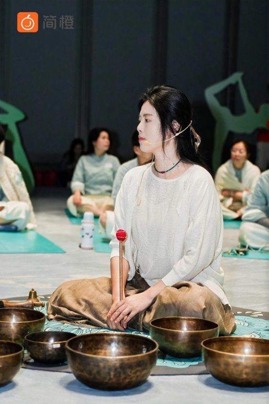簡(jiǎn)橙王蕊導(dǎo)師領(lǐng)銜舞韻芳華 百人禪意瑜伽共啟東方美學(xué)的修行之旅
