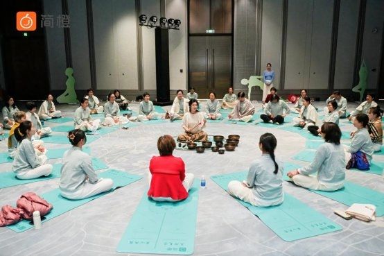 簡(jiǎn)橙王蕊導(dǎo)師領(lǐng)銜舞韻芳華 百人禪意瑜伽共啟東方美學(xué)的修行之旅