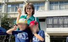 苍井空近日公开了带双胞胎儿子参加学园祭的照片，引发热议