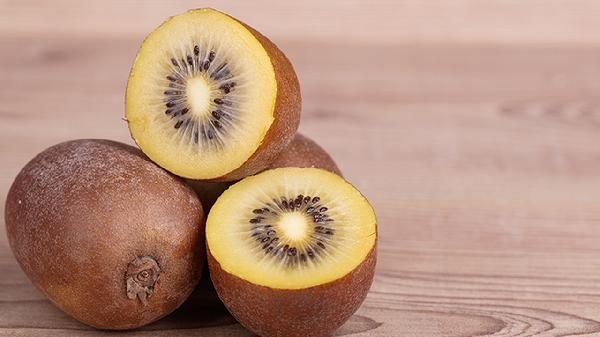 獼猴桃配這3物，腎臟悄悄變輕松，多吃看對(duì)身體有什么影！