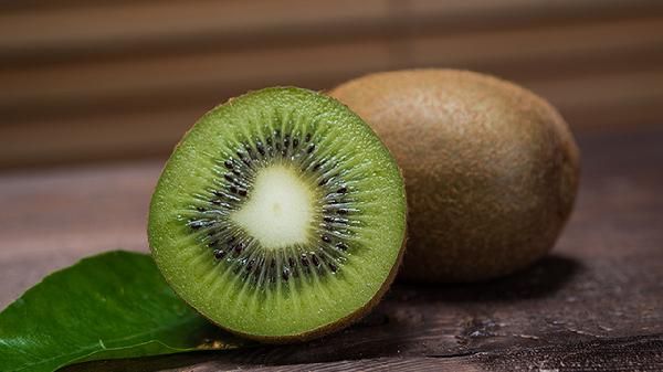 獼猴桃配這3物，腎臟悄悄變輕松，多吃看對(duì)身體有什么影！