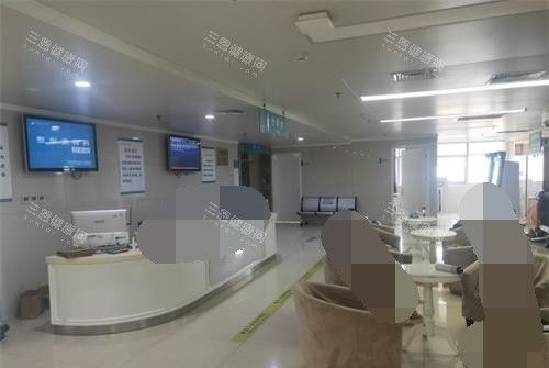 鄭州中醫(yī)藥大學(xué)</p><h3>二、醫(yī)院地址與聯(lián)系方式</h3><p>醫(yī)院地址：河南省鄭州市金水區(qū)人民路19號(hào)。</p><p>聯(lián)系電話：0371-（掛號(hào)預(yù)約可撥打0371-）。</p><h3>三、醫(yī)生擅長(zhǎng)項(xiàng)目介紹</h3><p>河南中醫(yī)藥大學(xué)附屬醫(yī)院匯聚了一批高素質(zhì)、臨床經(jīng)驗(yàn)充足的醫(yī)療團(tuán)隊(duì)。以下介紹幾位在各自領(lǐng)域有突出表現(xiàn)的醫(yī)生及其擅長(zhǎng)項(xiàng)目：</p><h3>路永坤（腦病醫(yī)院）：</h3><p>職稱：副主管醫(yī)師，醫(yī)學(xué)博士。</p><p>擅長(zhǎng)：中風(fēng)、頭痛、眩暈、脫髓鞘疾病、體質(zhì)調(diào)理及疑難雜病的治療。</p><h3>王新志（腦病醫(yī)院院長(zhǎng)）：</h3><p>榮譽(yù)：享受國(guó)務(wù)院特殊津貼醫(yī)師，國(guó)內(nèi)老中醫(yī)，河南省首屆名中醫(yī)。</p><h3>劉繼堂（國(guó)醫(yī)堂）：</h3><p>職稱：主管醫(yī)師。</p><p>擅長(zhǎng)：中醫(yī)內(nèi)科常見疾病調(diào)理及呼吸系統(tǒng)疾病如肺結(jié)節(jié)、肺氣腫、哮喘等的治療。</p><p><img src=