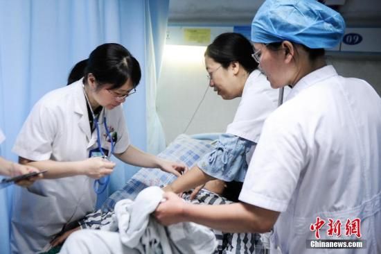 资料图：医生为产妇检查身体。刘梦璇 摄