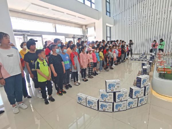 伊利联合中国农影开启世界牛奶日品质直播，并为孩子们送上健康营养的牛奶