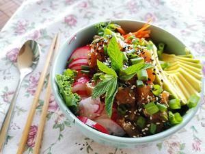 「健康• 高蛋白低醣饮食• 能在一碗中吃到彩虹哦」吞拿鱼Poke 夏威夷海鲜饭的做法 步骤2