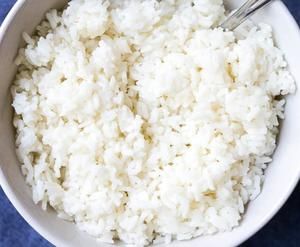 「健康• 高蛋白低醣饮食• 能在一碗中吃到彩虹哦」吞拿鱼Poke 夏威夷海鲜饭的做法 步骤1