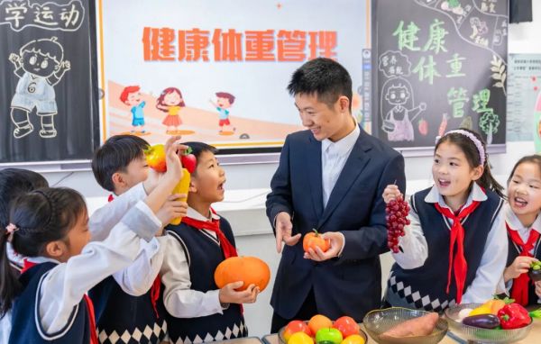 学生跟着老师学习"健康体重管理"知识。中国教育报-中国教育新闻网通讯员 翟伟凯 摄