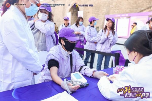 醫(yī)護(hù)人員在“心路公益活動(dòng)”現(xiàn)場(chǎng)為市民提供身體基礎(chǔ)檢測(cè)服務(wù)