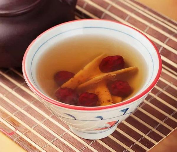 姜枣茶加黄芪冲泡过程