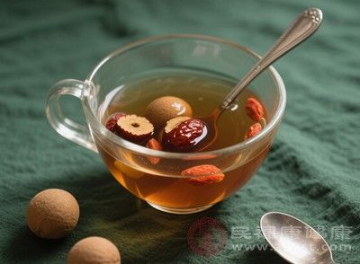 饮用桂圆红枣枸杞茶，可以缓解眼睛干涩、疲劳，预防视力下降，保护眼睛健康