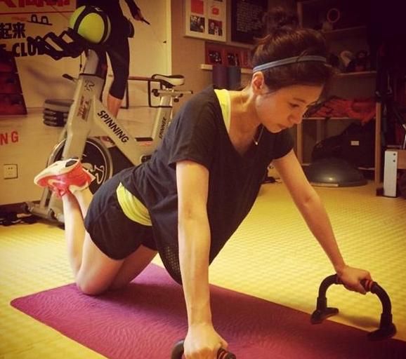賈靜雯素顏“無痕褲”健身，當她倒立在墻上那刻，45歲身材太真實