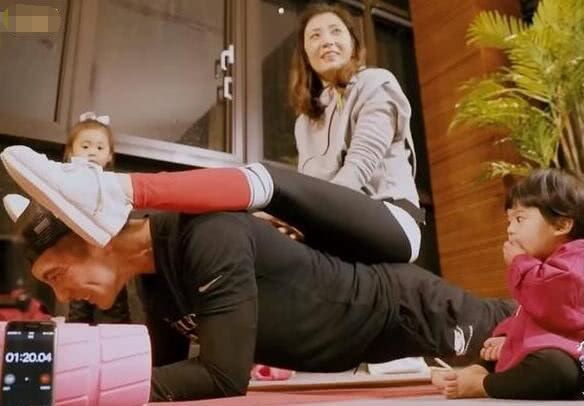 賈靜雯穿黑絲襪帶娃健身，倆寶貝臂力驚人，咘咘照顧Bo妞超細(xì)心