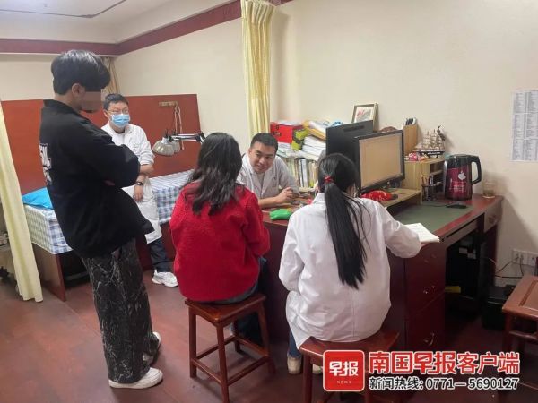 ▲市民在醫(yī)院咨詢減肥方法。