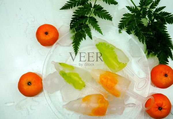 冷凍冰與水果，橘子，綠草排毒飲食健康營(yíng)養(yǎng)的夏季食品概念照片攝影圖片