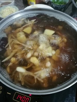 秋冬養(yǎng)生清湯火鍋的做法 步驟2