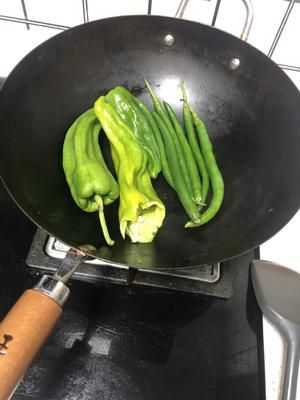沒有擂鉢的擂辣椒皮蛋的做法 步驟1