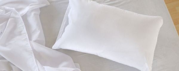 電子鐘 擺放 枕頭 床頭 床墊