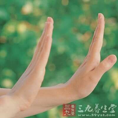 人的手掌是红白两色，血管分布密集的地方显现红色