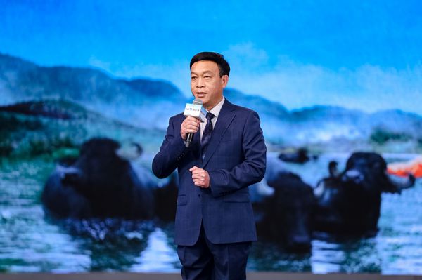 黄加祥推介广西水牛奶。主办方供图