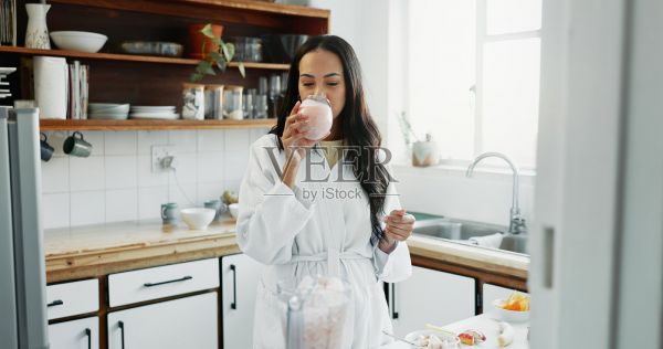 女人，早餐和在厨房喝一杯奶昔，以补充维生素营养，早晨例行公事或健康的蛋白质奶昔。搅拌机，人和有机排毒减肥，素食饮料或健康在家里照片摄影图片