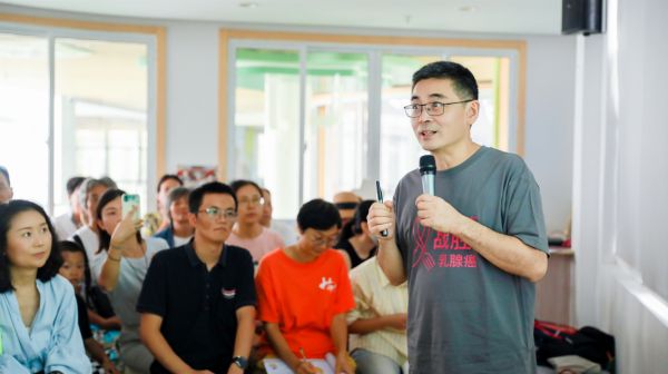徐嘉博士在講座上發(fā)表演講