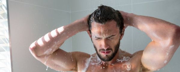 男人吃奶摸下挵進(jìn)去有味道嗎,男性私處清潔與體味過重的健康隱患分析